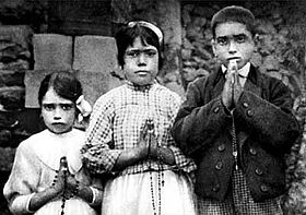 Fatima children with rosaries.jpg